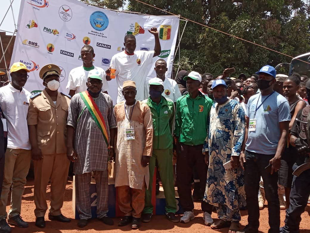 Les cyclistes avec les autorités locales